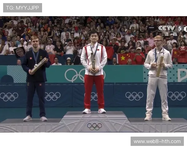 巴黎奥运会乒乓颁奖礼现温馨一幕，三队选手自拍留念